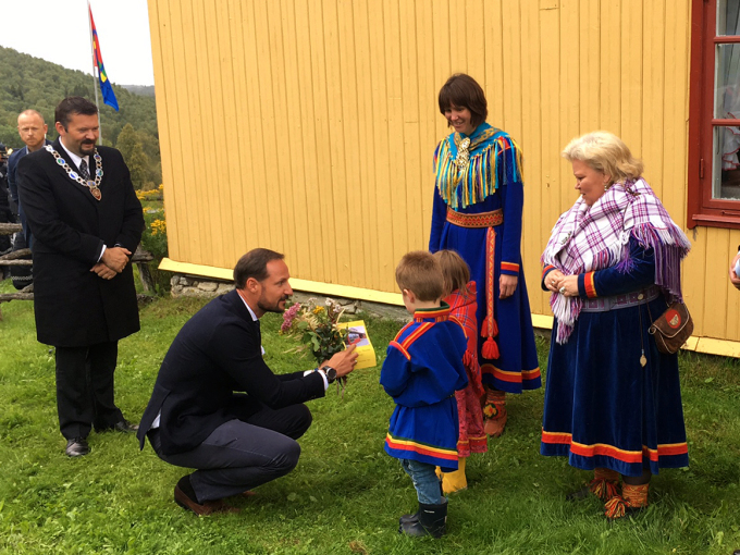 Kronprinsregenten fikk blomster av Sølve (5 år) og Sofie (5 år) da han kom til Gállogieddi. Foto: Marianne Hagen, Det kongelige hoff 